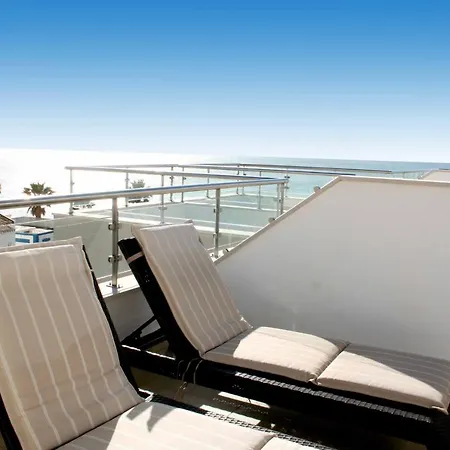 Beach-side - Beautiful Sea Views + Pool Lejlighed